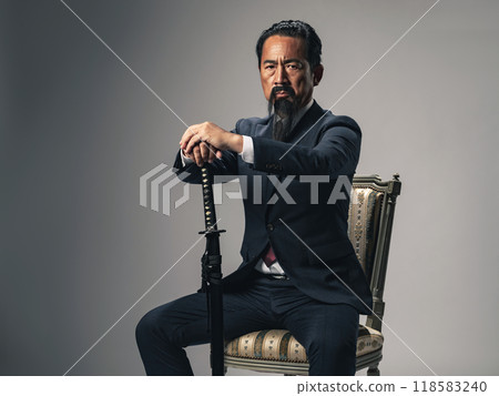 江戶末期和明治時代的偉人等歷史人物的肖像，手持日本刀。 118583240