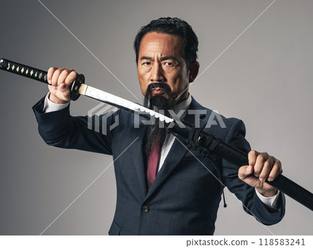 明治時代偉人般的長須人物拔出日本刀的場景。 118583241
