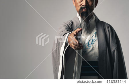 A scene in which a Chinese historical figure, such as one from the Romance of the Three Kingdoms, asks for a handshake 118583244