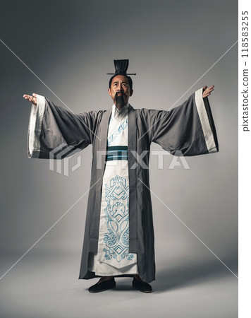 Scenes from Chinese history such as the Romance of the Three Kingdoms in which emperors and military strategists give orders 118583255