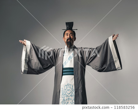 Scenes from Chinese history such as the Romance of the Three Kingdoms in which emperors and military strategists give orders 118583256