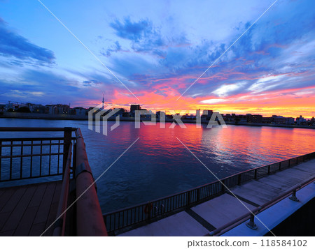 流經東京葛飾奧戶的中川 夕陽染紅的天空 流經東京葛飾奧戶的中川 夕陽染紅的天空 118584102