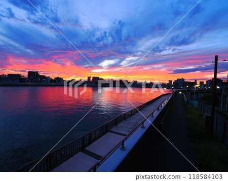 The Nakagawa River flowing through Okuto, Katsushika, Tokyo. The sky is dyed in the sunset. The Nakagawa River flowing through Okuto, Katsushika, Tokyo. The sky is dyed in the sunset. 118584103