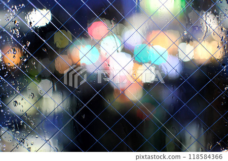 雨窗中反射的彩色散景照明 雨窗中反射的彩色散景照明 118584366
