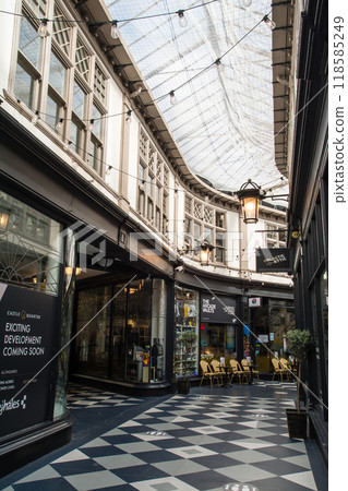 威爾斯首都卡迪夫，一座歷史悠久的玻璃天花板拱廊內，咖啡館和商店鱗次櫛比。 118585249