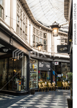 威爾斯首都卡迪夫，一座歷史悠久的玻璃天花板拱廊內，咖啡館和商店鱗次櫛比。 118585250