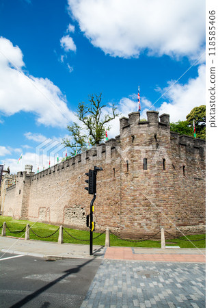 威爾斯首都卡迪夫明亮陽光下卡迪夫城堡歷史悠久的磚牆 118585406