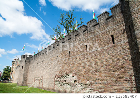 威爾斯首都卡迪夫明亮陽光下卡迪夫城堡歷史悠久的磚牆 威爾斯首都卡迪夫明亮陽光下卡迪夫城堡歷史悠久的磚牆 118585407