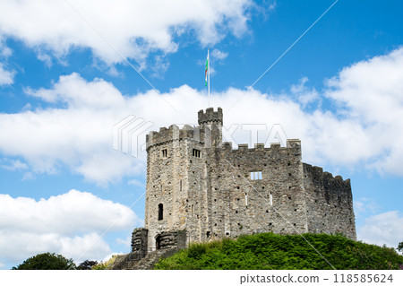 歷史悠久的卡迪夫城堡由磚石建成，矗立在威爾斯首都卡迪夫的一座小山上。 118585624
