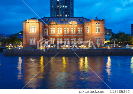 Night view of the old Moji Customs House, a few seconds before the rain fell Night view of the old Moji Customs House, a few seconds before the rain fell 118586265