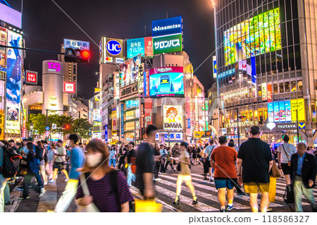 Tokyo cityscape in Japan: Inbound tourism revives... Shibuya Scramble Crossing bustling even at night = 19:53 on the 11th 118586327
