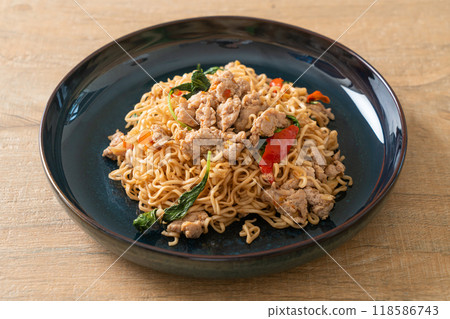 stir-fried instant noodles with basil and minced pork 118586743