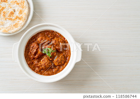 chicken tikka masala spicy curry meat food with roti or naan bread 118586744