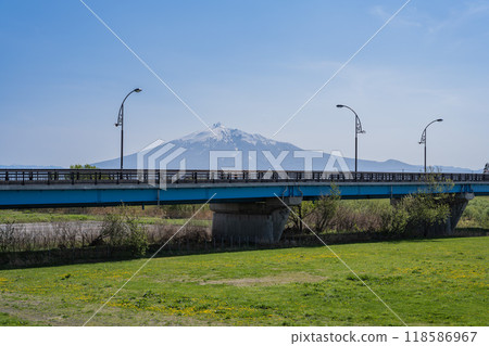 春天的磐城山和磐城川 / 青森縣 118586967