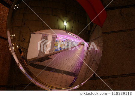 鏡子裡倒映出的隧道 118589118