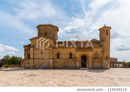 Romanesque church of San Martin of Fromista in Palencia, Spain, exterior view 118589210