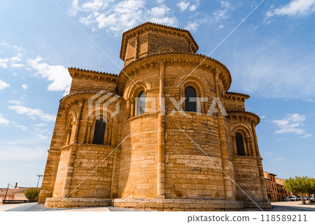 Romanesque church of San Martin of Fromista in Palencia, Spain, exterior view 118589211