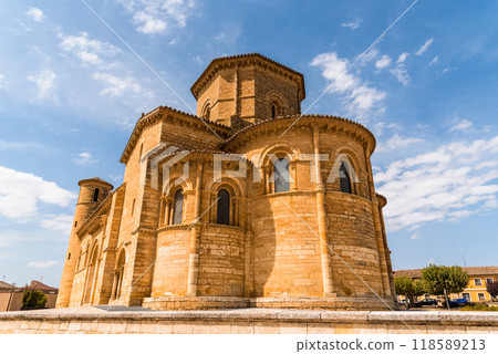 Romanesque church of San Martin of Fromista in Palencia, Spain, exterior view Romanesque church of San Martin of Fromista in Palencia, Spain, exterior view 118589213