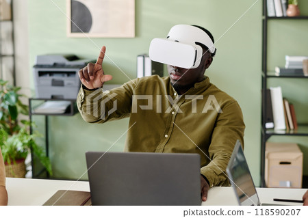 Experiencing Virtual Reality in Modern Office Setting Experiencing Virtual Reality in Modern Office Setting 118590207