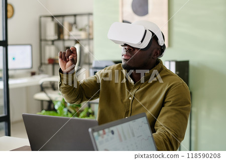 Experiencing Virtual Reality in Office Environment 118590208