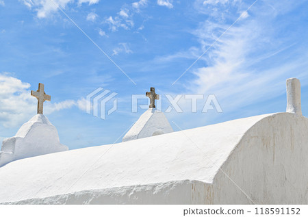 Myconos, views of the white houses with their cobbled streets. Village bathed by the South Aegean Sea, in the Cyclades, Greece 118591152