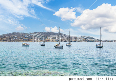 Myconos, views of the white houses with their cobbled streets. Village bathed by the South Aegean Sea, in the Cyclades, Greece 118591154