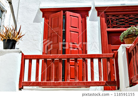 Myconos, views of the white houses with their cobbled streets. Village bathed by the South Aegean Sea, in the Cyclades, Greece 118591155