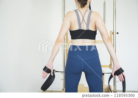 一位年輕女子做機器普拉提的後視圖像 118593300