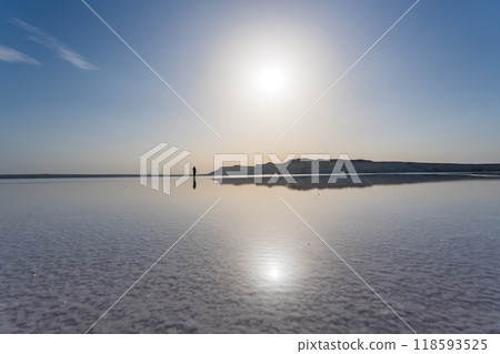 哈薩克曼吉斯托圖茲別爾鹽湖的倒影 118593525