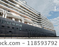 一艘巨大的遊輪停靠在港口 118593792