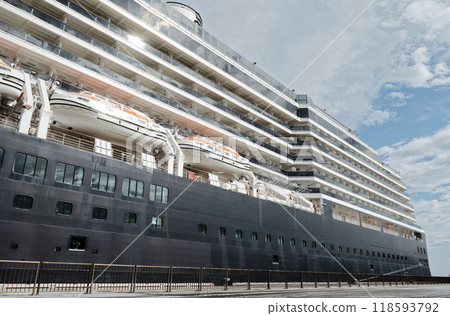 一艘巨大的遊輪停靠在港口 118593792