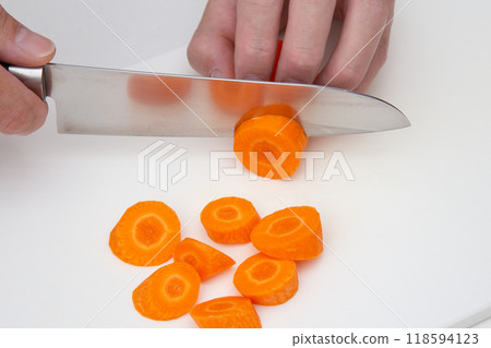 Cut the carrots into chunks 118594123