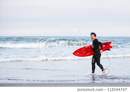 一名 50 多歲的男子喜歡衝浪 118594747