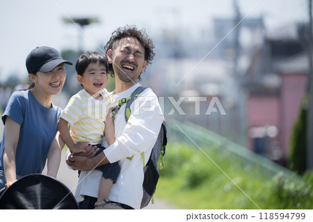 父母和孩子（4口之家）上半身在公園散步，春夏郊遊和休閒活動的形象，微笑著抬頭大笑 118594799