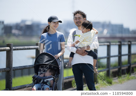 父母和孩子（四口之家）在公園散步的上半身，外出或玩樂的形象，抬頭微笑，大笑 118594800