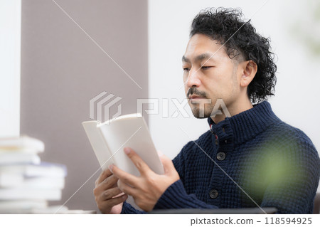 中年男子閱讀 秋冬 秋季閱讀 118594925