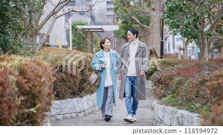 冬天在公園約會的情侶（冬衣、外套、夾克） 118594972