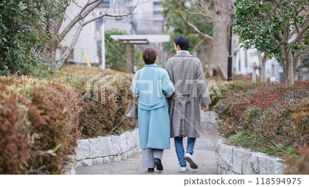 A couple on a winter park date (winter clothes, coat, jacket) 118594975