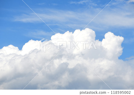 純白的浮雲漂浮在藍色的仲夏天空中 純白的浮雲漂浮在藍色的仲夏天空中 118595002