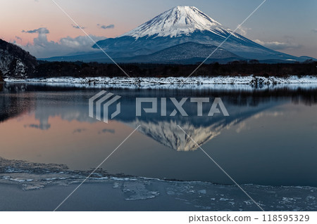 Mount Fuji in the afterglow seen from the shores of Lake Shojiko in winter Mount Fuji in the afterglow seen from the shores of Lake Shojiko in winter 118595329