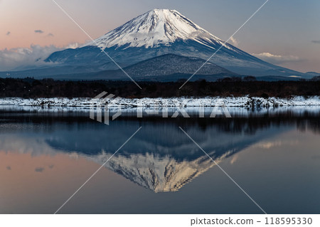 Mount Fuji in the afterglow seen from the shores of Lake Shojiko in winter 118595330
