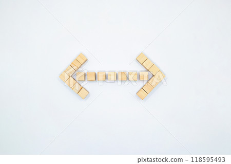 白色背景上左右指向的扁柏木立方體箭頭標記 118595493