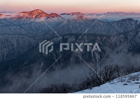 View of the morning glow from Mt. Tonodake in Tanzawa, Mt. Hinokiboramaru, Mt. Omuroyama, and the Yatsugatake and Daibosatsu mountain ranges View of the morning glow from Mt. Tonodake in Tanzawa, Mt. Hinokiboramaru, Mt. Omuroyama, and the Yatsugatake and Daibosatsu mountain ranges 118595667