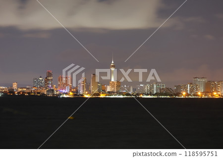 城市天際線的寧靜景色和夜空中閃耀的塔樓 城市天際線的寧靜景色和夜空中閃耀的塔樓 118595751