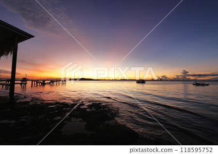 沐浴在日出的海邊風景 118595752