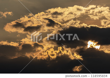 Light shining through the gaps in the clouds in the evening 118595834
