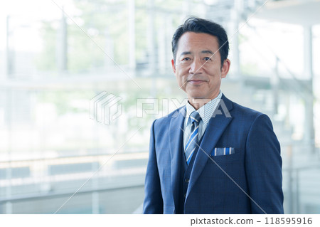 中老年商人肖像 118595916