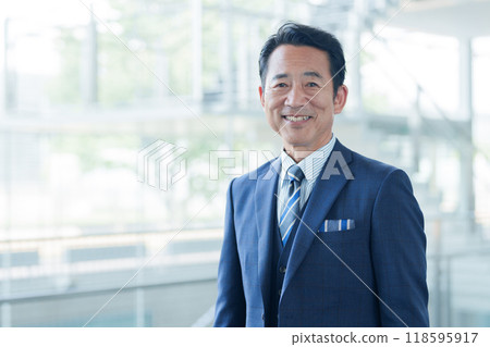 中老年商人肖像 118595917