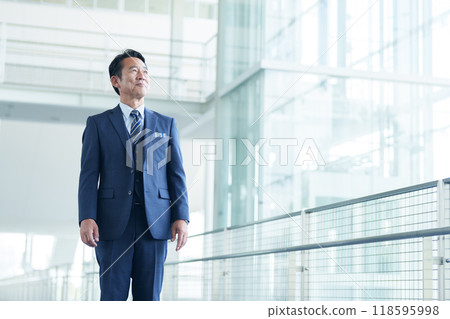 中年商人抬頭 118595998