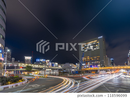 神戶新聞會館和三宮十字路口人行天橋夜景 118596099